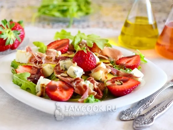 Фото блюда: Салат с клубникой, авокадо, горгонзолой и прошутто