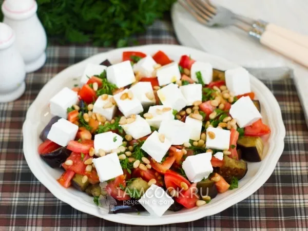 Фото блюда: Салат из баклажанов, помидоров и сыра фета