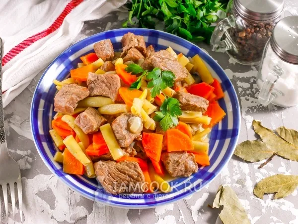 Фото блюда: Тушеная говядина с овощами в казане
