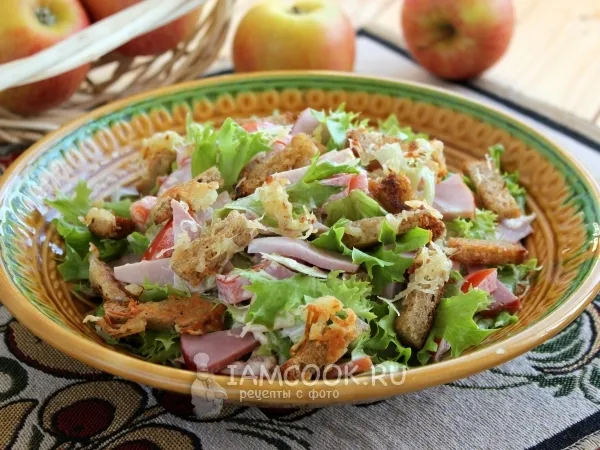Фото блюда: Салат с ветчиной, сухариками и листовым салатом