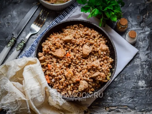 Фото блюда: Свинина с гречкой на сковороде