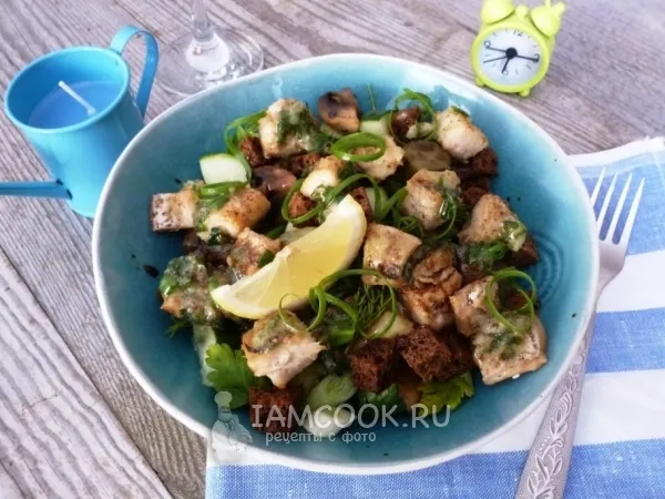 Фото блюда: Салат из шампиньонов, запеченной щуки и сухариков