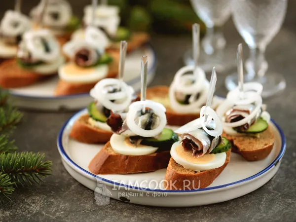 Фото блюда: Канапе с килькой и яйцом