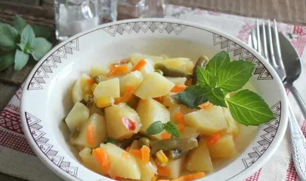 Фото блюда: Тушеная картошка с овощами в мультиварке
