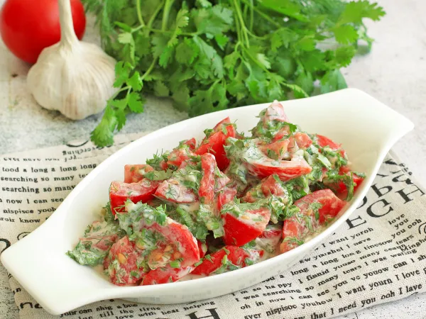 Фото блюда: Салат из помидоров с чесноком и зеленью