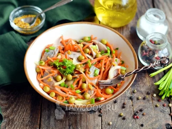 Фото блюда: Салат с селедкой и морковью по-корейски