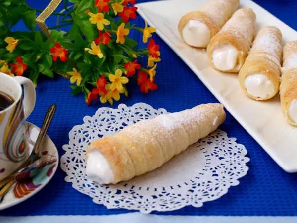 Фото блюда: Трубочки из слоеного теста с белковым кремом