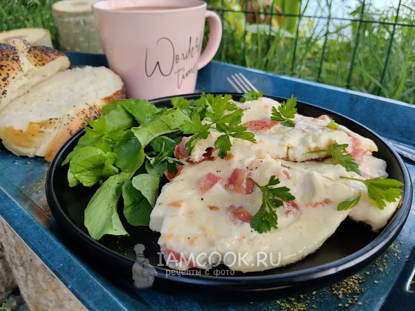 Фото блюда: Омлет с адыгейским сыром и помидорами на сковороде
