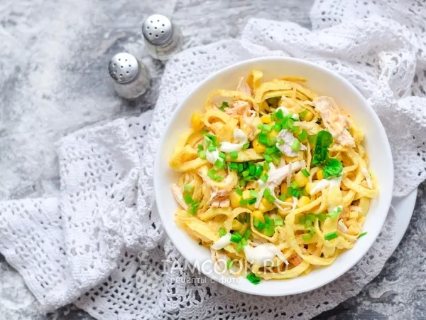 Фото блюда: Салат с блинами из крахмала и курицей