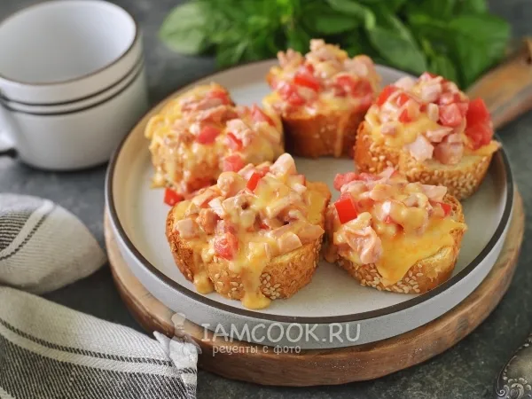 Фото блюда: Бутерброды с копченой курицей и помидором в микроволновке