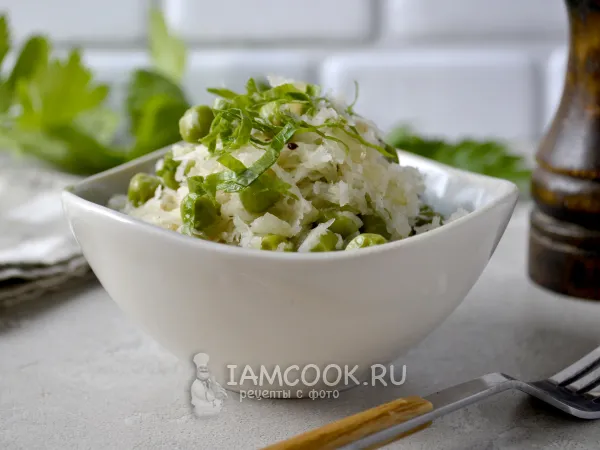 Фото блюда: Салат из черной редьки с жареным луком и зеленым горошком
