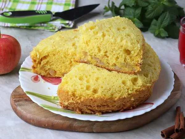 Фото блюда: Бисквит с яблоками в мультиварке