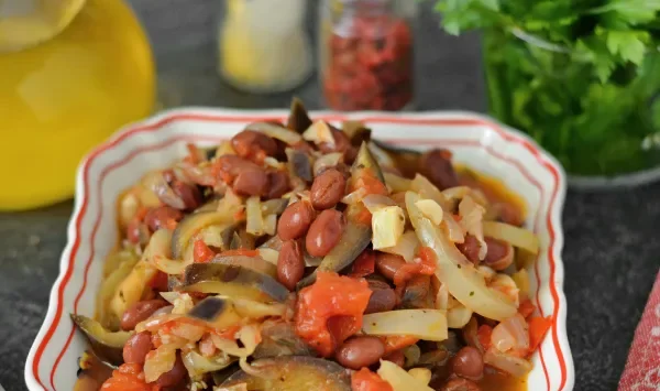Фото блюда: Тушеная фасоль с овощами на сковороде