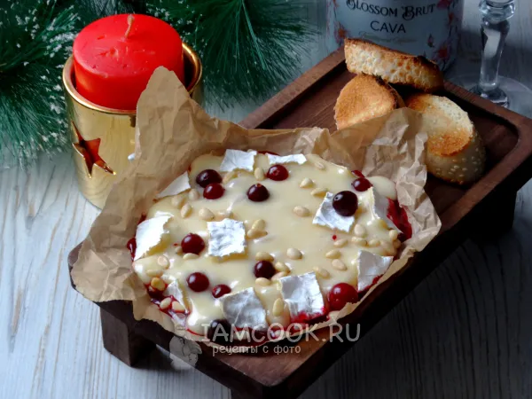 Фото блюда: Камамбер с клюквой