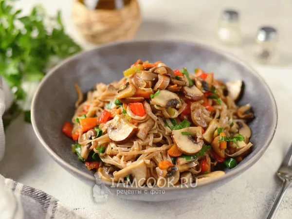 Фото блюда: Гречневая лапша с грибами и овощами