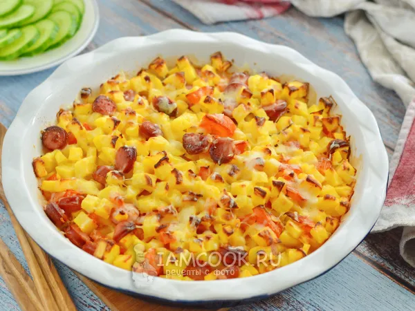 Фото блюда: Запеченная картошка с сосисками, помидорами и сыром