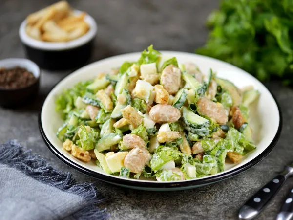 Фото блюда: Салат с белой фасолью и сухариками