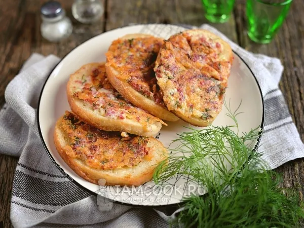 Фото блюда: Бутерброды с сыром и колбасой на сковороде