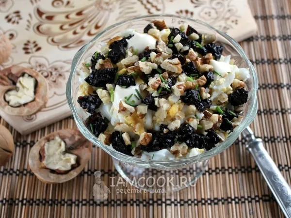 Фото блюда: Салат с консервированной семгой и черносливом