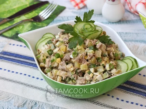 Фото блюда: Салат «Оливье» с говядиной и свежими огурцами