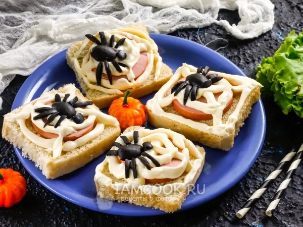 Фото блюда: Бутерброды с колбасой, паутиной из майонеза и пауками из маслин