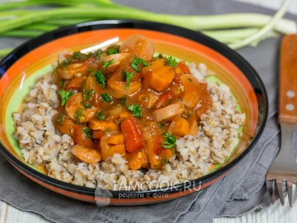 Фото блюда: Пряная томатная подлива с сосисками и овощами