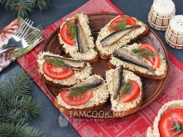 Фото блюда: Бутерброды со шпротами, картофелем и плавленым сыром