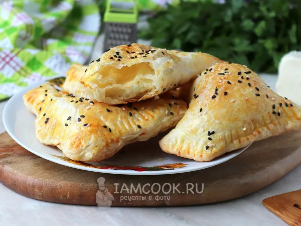 Фото блюда: Слойки с адыгейским сыром из слоеного теста