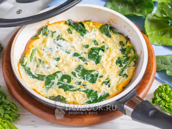 Фото блюда: Омлет со шпинатом на сковороде