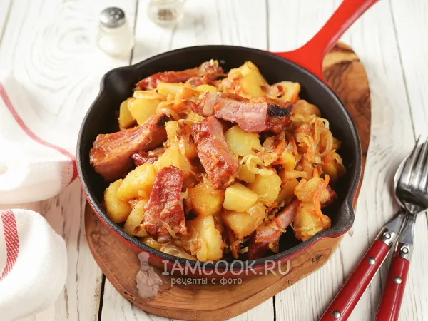 Фото блюда: Тушеная картошка с капустой и копчеными ребрышками