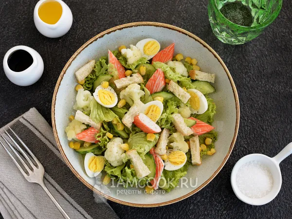 Фото блюда: Салат с крабовыми палочками, цветной капустой и сухариками