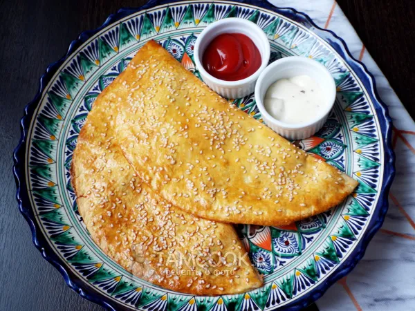 Фото блюда: Чебуреки из сырной тортильи с фаршем в духовке