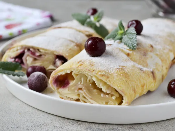 Фото блюда: Штрудель из лаваша с вишней и творогом