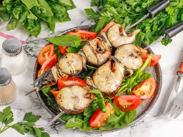 Фото блюда: Шашлык из скумбрии на шампурах на мангале