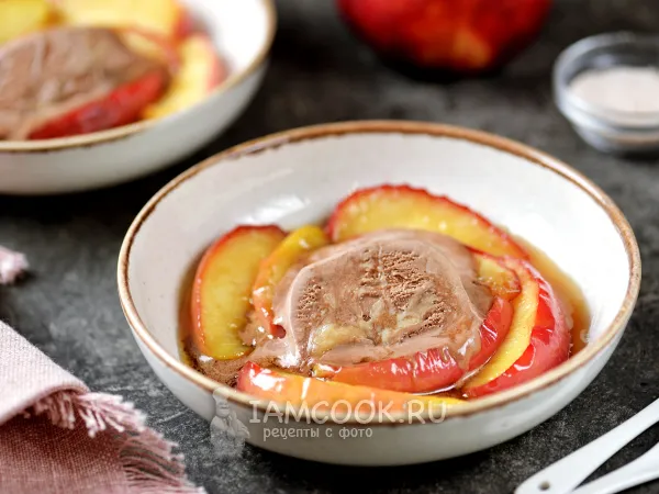 Фото блюда: Жареные яблоки с сахаром и корицей на сковороде