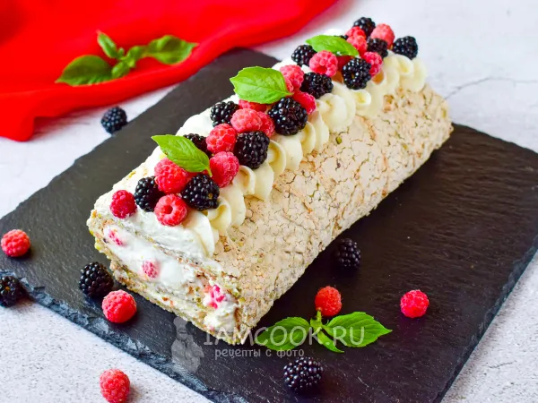 Фото блюда: Меренговый рулет с фисташками и малиной