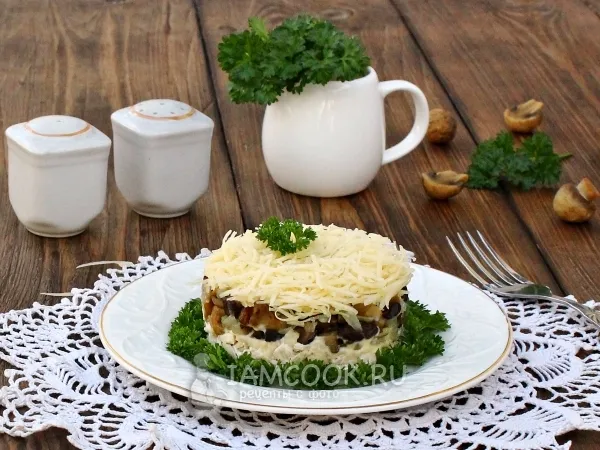 Фото блюда: Салат с курицей, грибами и сыром