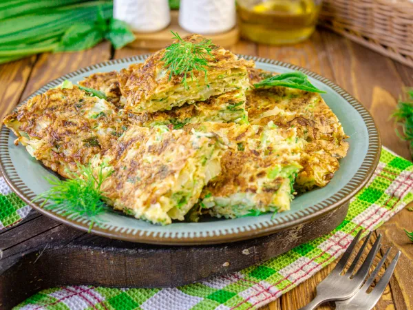 Фото блюда: Капустный блин на сковороде