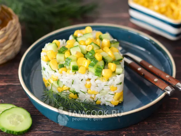 Фото блюда: Салат с рисом, кукурузой и свежим огурцом
