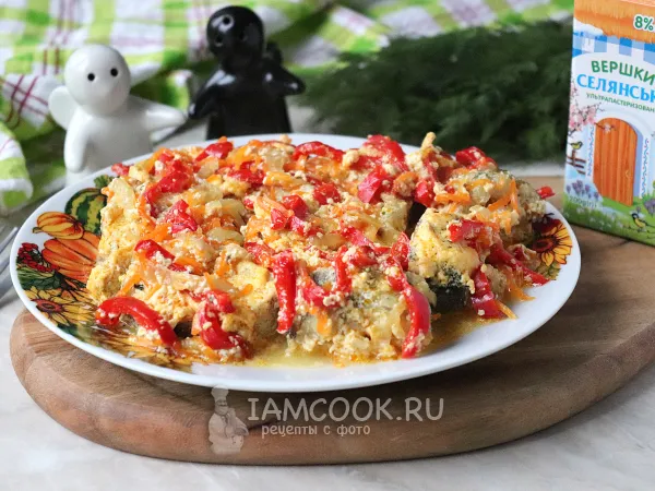 Фото блюда: Минтай в сливках с овощами на сковороде