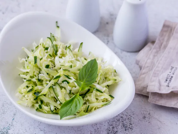 Фото блюда: Салат из капусты и огурцов с уксусом