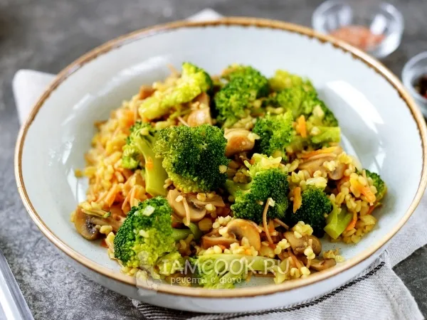 Фото блюда: Булгур с брокколи и грибами на сковороде