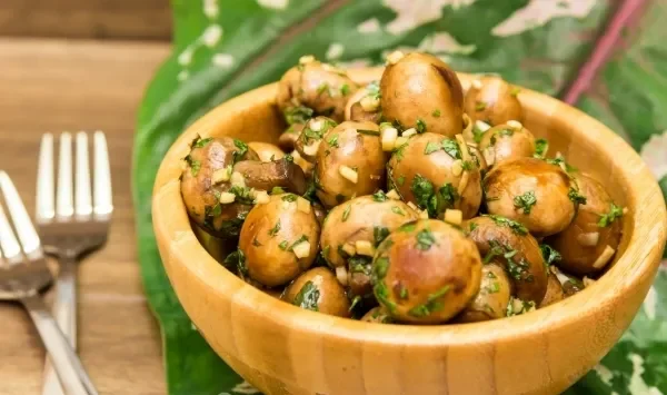 Фото блюда: Жареные шампиньоны с чесноком и кинзой