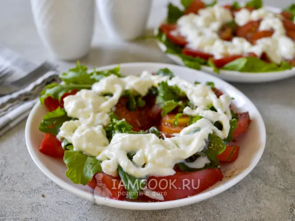 Фото блюда: Салат со страчателлой, помидорами и рукколой