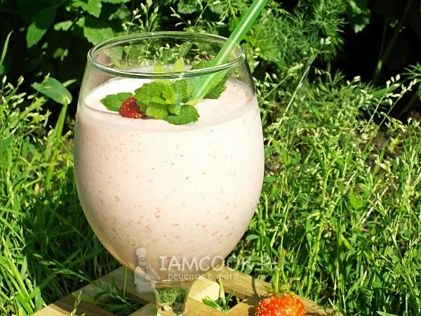 Фото блюда: Молочный коктейль с мороженым и клубникой