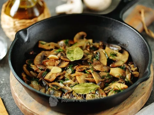 Фото блюда: Жареные шампиньоны с луком, чесноком и укропом