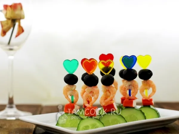 Фото блюда: Канапе с креветками, огурцом и крабовыми палочками на шпажках