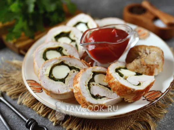 Фото блюда: Рулет из индейки со шпинатом и омлетом