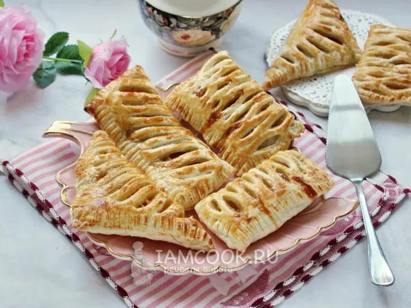 Фото блюда: Слойки с джемом из готового слоеного теста