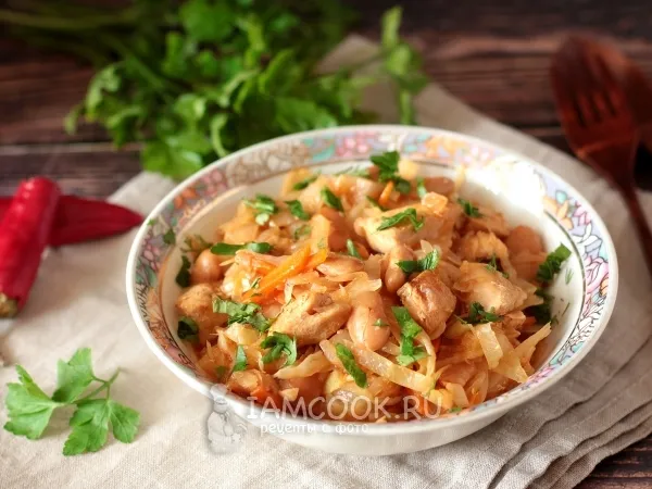 Фото блюда: Тушёная капуста с курицей и фасолью